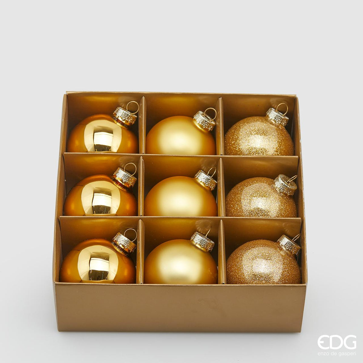 Confezione di 9 palline in vetro di colore oro (3 lucide, 3 opaca e 3 glitterata) con diametro di 6 cm. In negozio e online su tuttochic.live