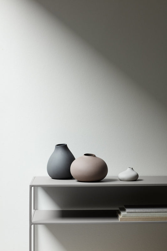Console FERA nel colore Mourning Dove (tonalità di grigio). È costituita da un robusto acciaio rivestito di grigio con una superficie opaca leggermente ruvida. La console è stata prodotta individualmente utilizzando un processo di produzione tradizionale. Cm 84,5 x 34, 5 x 80 h. In negozio e online su tuttochic.live