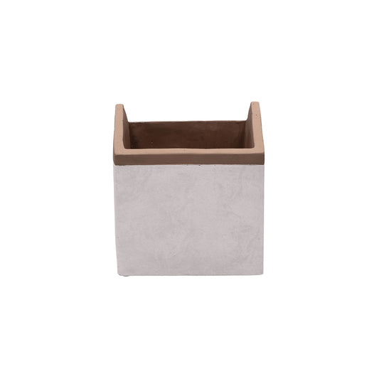 Cachepot a forma di casetta in resina cementizia decorata. Dimensioni: cm 14.5 x 14.5 x 16 h. In negozio e online su tuttochic.live