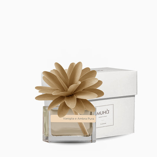 Profumatore d'ambiente con fiore in legno colorato, bottiglia in vetro rettangolare con 30 ml di fragranza. In negozio e online su tuttochic.live