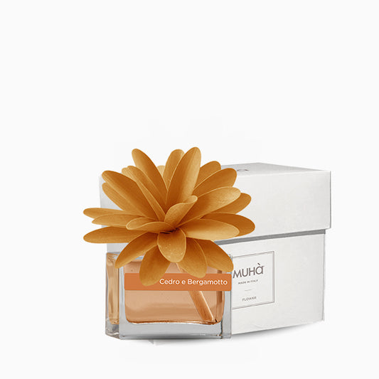 Profumatore d'ambiente con fiore in legno colorato, bottiglia in vetro rettangolare con 30 ml di fragranza. In negozio e online su tuttochic.live