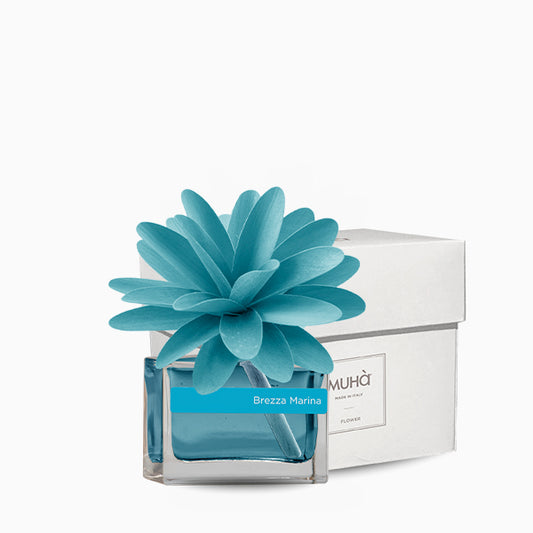 Profumatore d'ambiente con fiore in legno colorato, bottiglia in vetro rettangolare con 30 ml di fragranza. In negozio e online su tuttochic.live