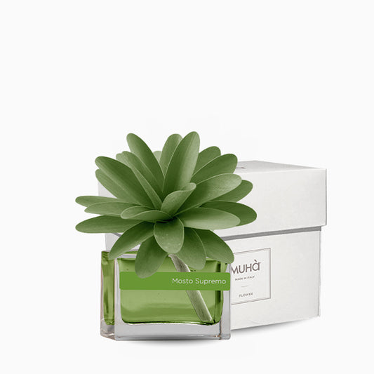 Profumatore d'ambiente con fiore in legno colorato, bottiglia in vetro rettangolare con 30 ml di fragranza. In negozio e online su tuttochic.live