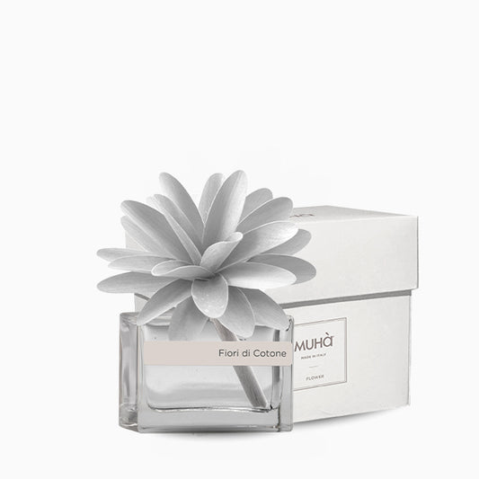 Profumatore d'ambiente con fiore in legno colorato, bottiglia in vetro rettangolare con 30 ml di fragranza. In negozio e online su tuttochic.live