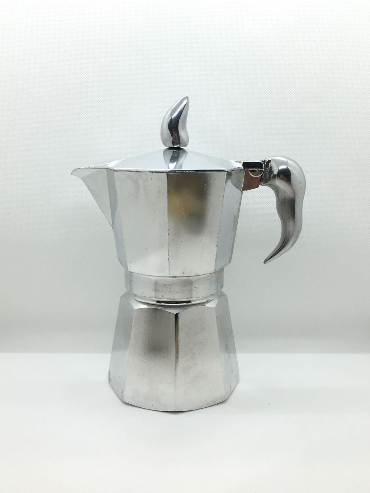 Caffettiera in alluminio da 6 tazze con manico e pomolo in fusione d'alluminio. Design: Walter Conti 1996 EDIZIONE LIMITATA Si possono usare ricambi Bialetti Dimensioni: cm 18 x 11 x 23 h. In negozio e online su tuttochic.live