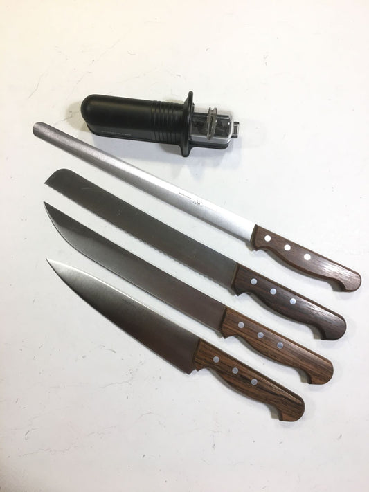 Portacoltelli e portaposate in legno composto da:1 coltello per prosciutto stretto1 coltello per arrosto1 coltello per pane1 coltello da cucina e 1 affilacoltelli. La linea Classica di Montana è caratterizzata da: lame realizzate in speciale acciaio e Manici realizzati in pregio palissandro indiano. tuttochic.live