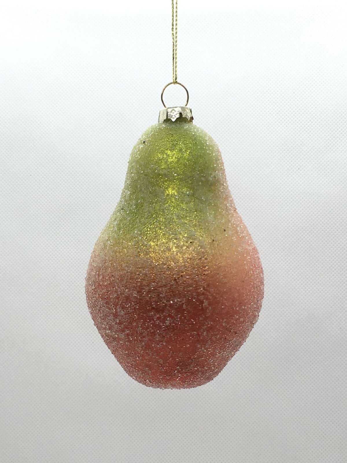 Decorazione per albero a forma di pera in vetro effetto ghiacciato. Ideale anche per creare composizioni in centrotavola. Dimensioni: cm 11 x 7. In negozio e online su tuttochic.live