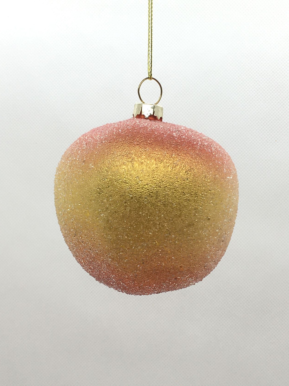 Decorazione per albero a forma di mela in vetro effetto ghiacciato. Ideale anche per creare composizioni in centrotavola. Dimensioni: cm 7 x 7. In negozio e online su tuttochic.live