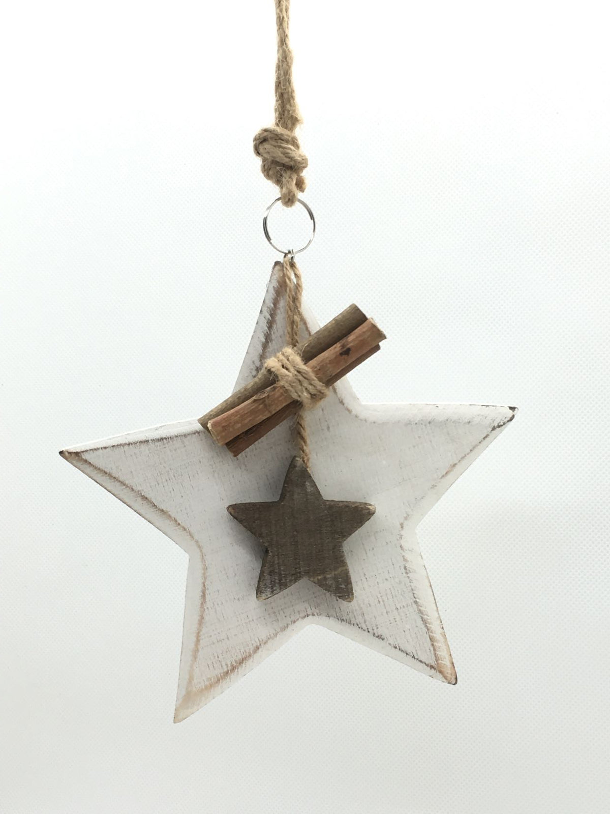 Decoro Stella in legno con applicazioni in legno di colore bianco e marrone. Decorazione per albero di Natale e non solo. Dimensione: (solo stella grande) cm 15. In negozio e online su tuttochic.live