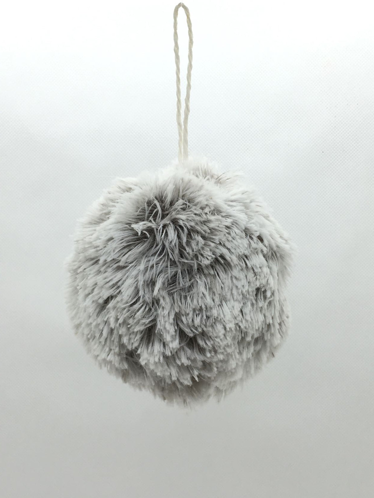 Decoro Pallina in tessuto effetto peluche di colore grigio/bianco. Decorazione per albero di Natale e non solo. Dimensione: ø cm 10. In negozio e online su tuttochic.live