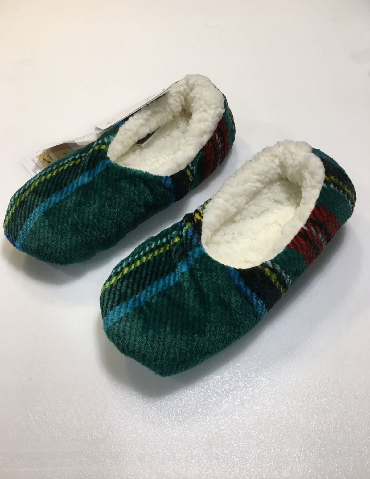 Pantofole Ballerine in morbidissima microfibra con fondo di colore verde e decoro Tartan scozzese. Tessuto 100% poliestere. In negozio e online su tuttochic.live