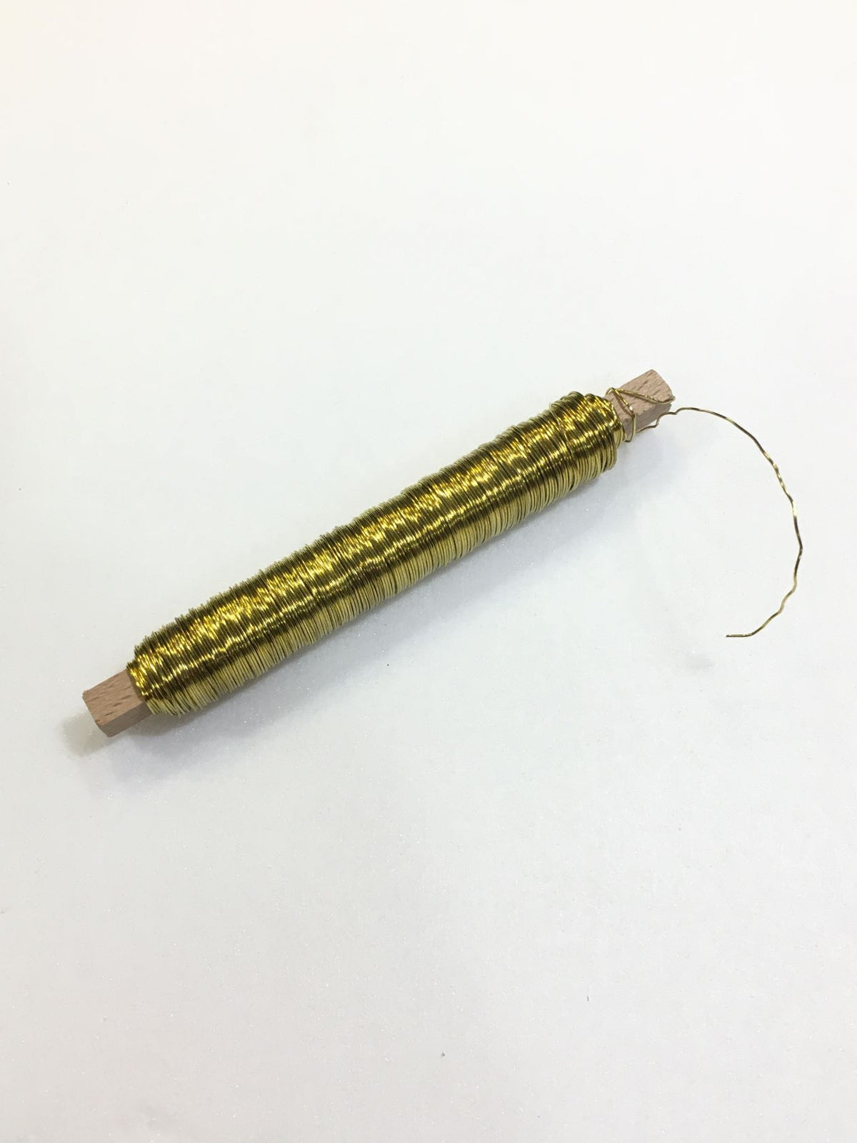 Spoletta di filo di ferro colorato oro, ideale per realizzare bricolage e decorazioni. Diametro 0.55 mm - Peso 100 gr. In negozio e online su tuttochic.live