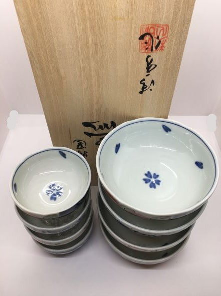 Set da 8 pezzi in porcellana giapponese Saiegawari custoditi in una scatola in legno, composto da: 4 coppette grandi - dimensioni singola: cm Ø 12,5 x 4,5 4 coppette piccole - dimensioni singola: cm Ø 9 x 4. In negozio e online su tuttochic.live