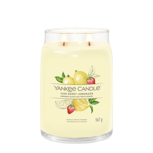 Questa è una fragranza Agrumata. Assaporate il profumo che ricorda un bel bicchiere di limonata rosa fredda in una calda giornata estiva. Candela realizzata con due stoppini e un mix di altissima qualità di cera di soia. Tempo di combustione: 60 a 90 ore. In negozio e online su tuttochic.live