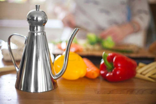 Miscelatore in acciaio inox per erogare e conservare l'olio. Capacità: 500 ml. Lavabile in lavastoviglie. In negozio e online su tuttochic.live
