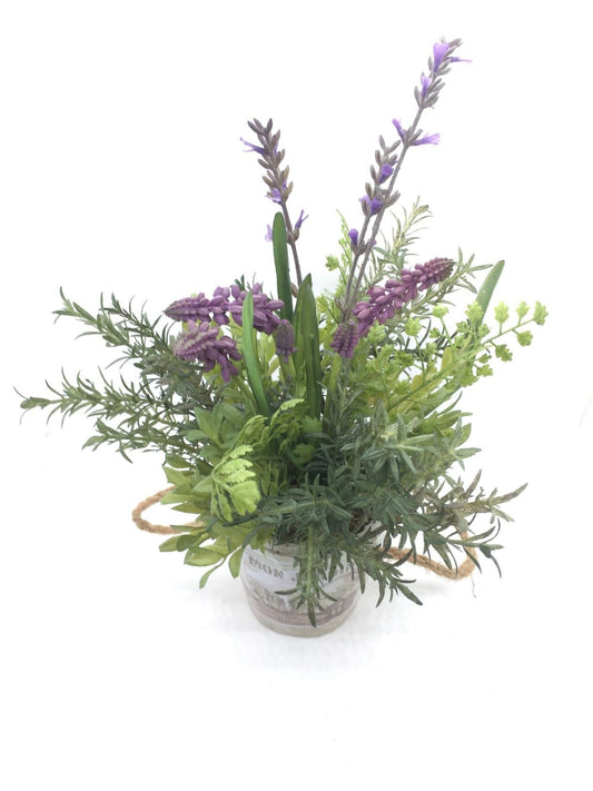 Piantina di lavanda artificiale in vaso di legno. Dimensioni: cm. 20 x cm. 33 h. In negozio e online su tuttochic.live