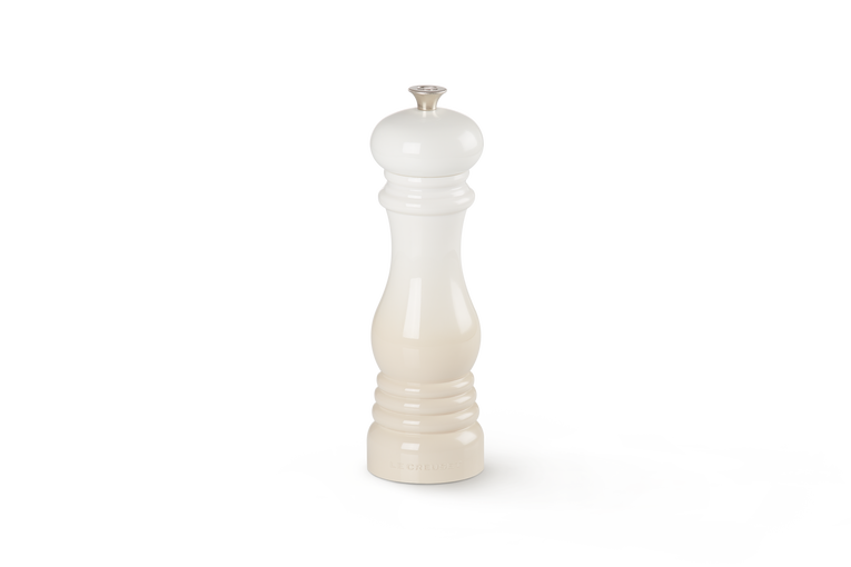 Macina pepe in plastica ABS di colore bianco. Indispensabili per insaporire: i macinini Le Creuset sono realizzati con materiali di alta qualità, per garantire la massima resistenza e durata. Questo macinino è dotato di una macina in ceramica di lunga durata, completamente regolabile. Lo trovi online da Tutto Chic