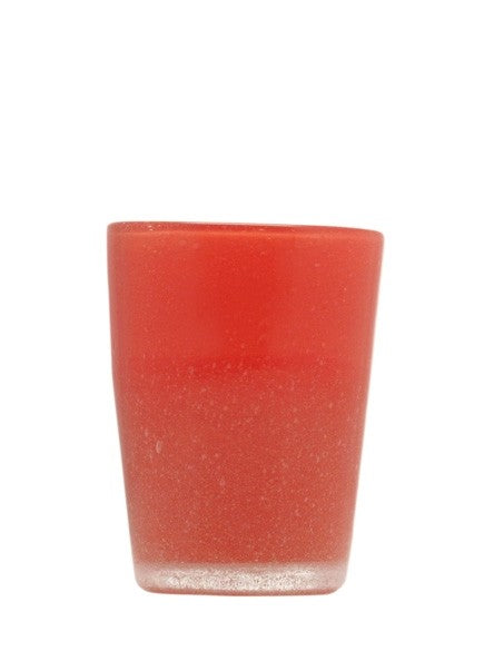 Bicchiere in vetro soffiato, colorato e lavorato a mano con effetto bollicine. Divertiti a colorare la tua tavola scegliendo il colore e la quantità da acquistare. La soffiatura fa sì che ogni bicchiere sia leggermente diverso l'uno dall'altro. Capacità cl 30. In negozio e online su tuttochic.live
