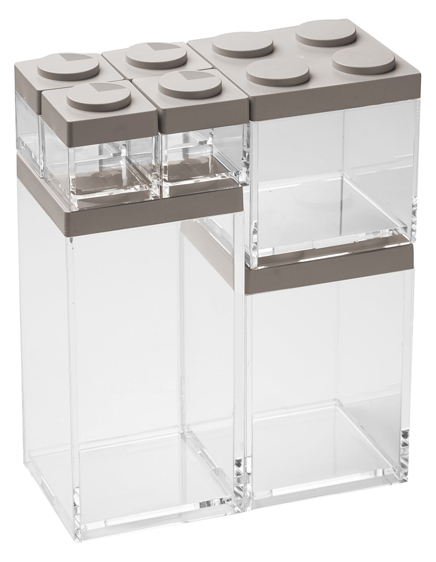 Barattolo contenitore ermetico in acrilico trasparente con coperchio in stile Lego, assemblabili e modulabili. Utilizzabili non solo in cucina, lavabili in lavastoviglie, idonei al contatto alimentare. Dimensione: cm.10 x 10 x h 20,5. Capacità: lt.1,5 Colore: tortora Made in Italy