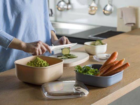 Contenitore ermetico quadrato per alimenti con coperchio trasparente, ideale per la preparazione, la presentazione, il trasporto e la conservazione dei cibi. Utilizzabile in frigo e in forno a microonde Lavabile in lavastoviglie Dimensioni: 12 x 12 x H 7,2 cm Capacità: 0,425 litri. In negozio e online su tuttochic.live