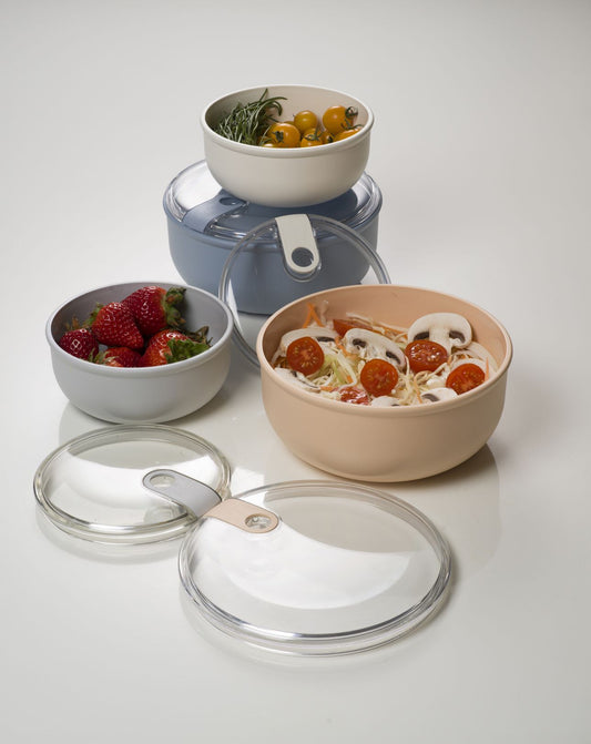 Contenitore ermetico tondo per alimenti con coperchio trasparente, innovativo e brevettato, ideale per la preparazione, la presentazione, il trasporto e la conservazione dei cibi. Utilizzabile in frigo e in forno a microonde. Dimensioni: 20,5 x 20,5 x H 10 cm Capacità: 1,8 litri. In negozio e online su tuttochic.live