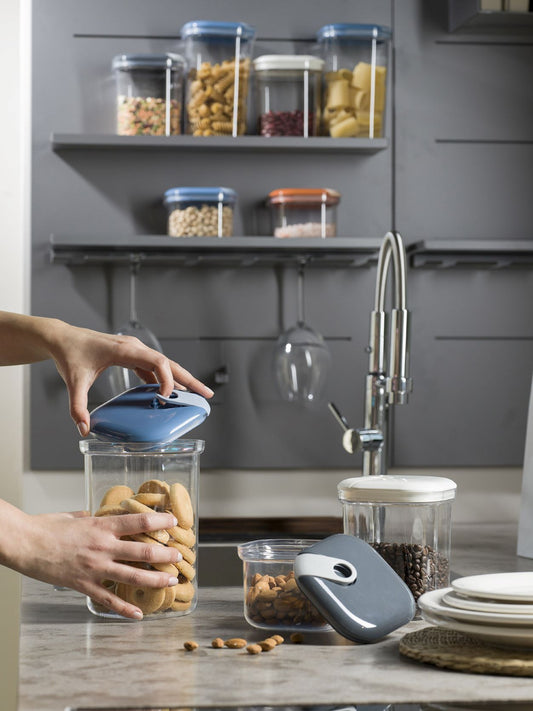 Set di 3 barattoli ermetici quadrati in plastica trasparente per alimenti con coperchio di colore blu avio. Tre diverse capacità per conservare alimenti secchi e godere di una dispensa sempre in ordine e colorata. Lavabile in lavastoviglie max 55° Made in Italy. In negozio e online su tuttochic.live