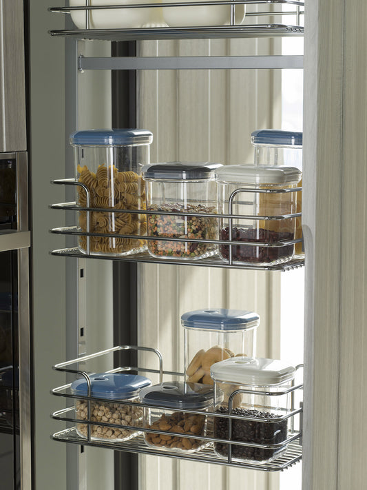 Set di 3 barattoli ermetici quadrati in plastica trasparente per alimenti con coperchio di colore avorio. Tre diverse capacità per conservare alimenti secchi e godere di una dispensa sempre in ordine e colorata. Lavabile in lavastoviglie max 55° Made in Italy. In negozio e online su tuttochic.live