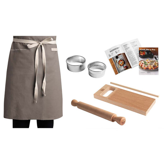 Un set per gnocchi. Il set è composto da: Tavola rigagnocchi; Accessorio garganelli; 2 taglia pasta, liscio 7cm e festonato 6,5cm per realizzare gli gnocchi alla romana; Mattarello in legno massello di pero; Grembiule corto, 100% cotone e gros grein; Ricettario gnocchi e garganelli. In negozio e online su tuttochic.live