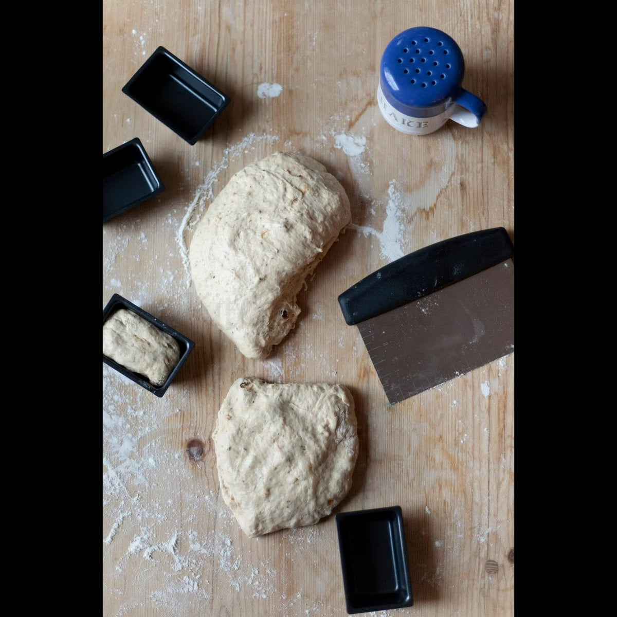 Taglia, modella e solleva facilmente l'impasto con il tagliapasta e il raschietto in acciaio inossidabile Master Class. Caratterizzato da misure metriche e imperiali incise al laser, ideale per realizzare ogni volta panini e focacce di dimensioni uniformi. Lavabile in lavastoviglie. In negozio e online su tuttochic.live