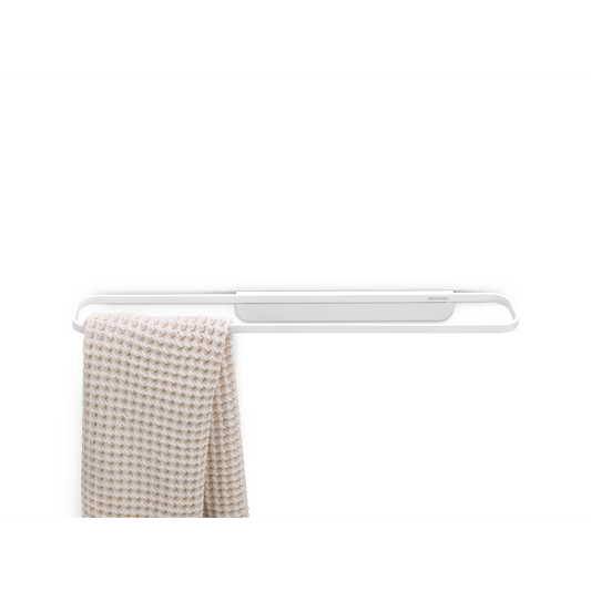 Porta asciugamani MindSet mineral fresh white in metallo di Brabantia. Sempre a portata di mano - per la vasca da bagno, la doccia o il lavandino. Peso 0.6 kg Altezza: 4,1 cm Lunghezza: 8,6 cm Larghezza : 56 cm. In negozio e online su tuttochic.live