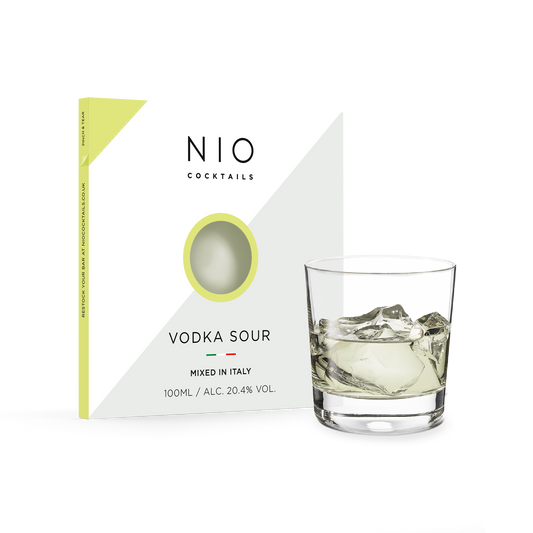Cocktail Vodka Sour Una miscela rinfrescante di lime piccante, sciroppo di zucchero e Ketel One Vodka. I cocktail NIO sono creati su ricetta di Patrick Pistolesi, miscelati artigianalmente in Italia con i migliori spirit al mondo e confezionati in packaging 100% riciclabile. In negozio e online su tuttochic.live