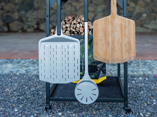 Pala per pizza in alluminio con manico lungo. Antiaderente, mantiene la pizza a contatto con il piano di cottura in pietra mentre la fai girare e i fori permettono alla farina di cadere. • Materiale: Alluminio anodizzato, nylon rinforzato • Dimensioni: 17 x 80 x 1 cm • Peso: 0,6 Kg. In negozio e online su tuttochic.live