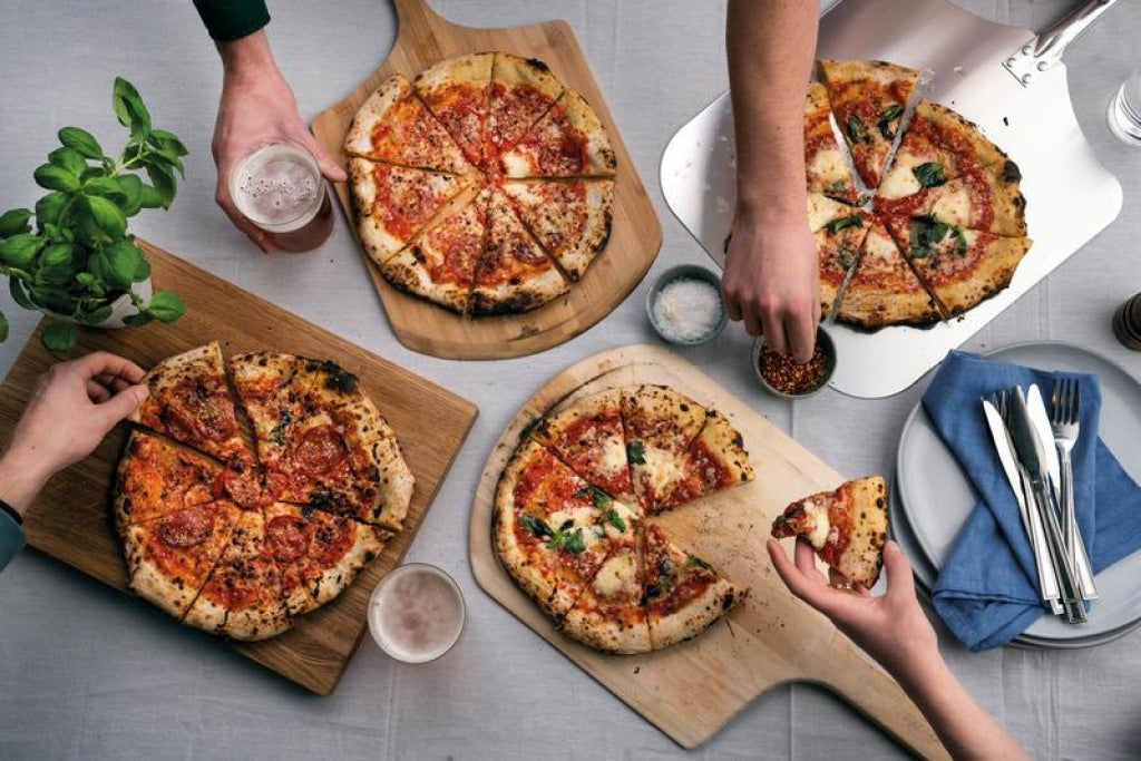 Forno portatile alimentato a pellet di legno e in grado di cucinare l’autentica pizza cotta su pietra, con i sapori del forno a legna, in qualsiasi spazio all’aperto. In negozio e online su tuttochic.live