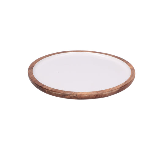 Vassoio rotondo in legno laccato. Dimensioni: cm Ø 25,4 x 1,9 Collezione Libeccio Un set di accessori intramontabili in legno smaltato, da collezionare uno dopo l'altro. Immancabili in credenza e preziosi sulla tavola, per servire in puro stile La Porcellana Bianca. Lavare a mano. In negozio e online su tuttochic.live