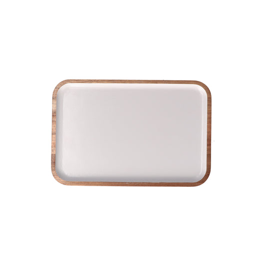 Vassoio rettangolare in legno laccato. Dimensioni: cm 30,5 x 20,3 x 1,9 Collezione Libeccio Un set di accessori intramontabili in legno smaltato, da collezionare uno dopo l'altro. Per servire in puro stile La Porcellana Bianca. Lavare a mano. In negozio e online su tuttochic.live