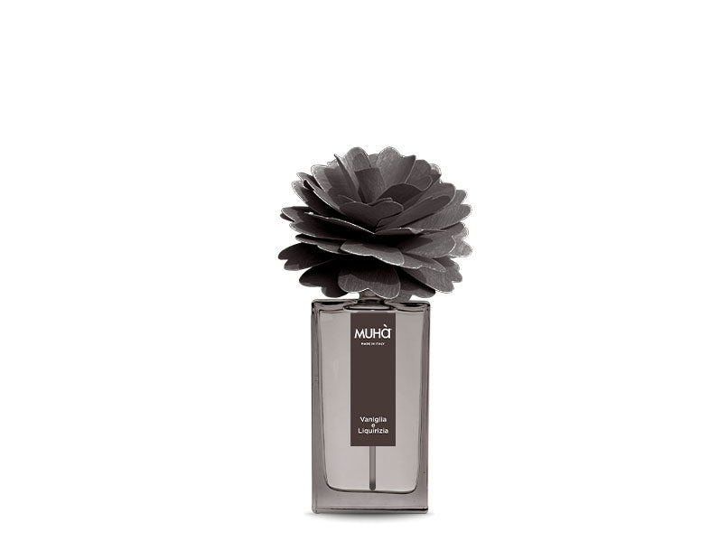 Profumatore per ambiente in una raffinata bottiglia in vetro colorato con etichetta effetto soft-touch con scritte dorate e diffusore a forma di fiore in legno di betulla naturale realizzato a mano. Completo di essenza da 50 ml. fragranza VANIGLIA E LIQUIRIZIA Profumo deciso. In negozio e online su tuttochic.live