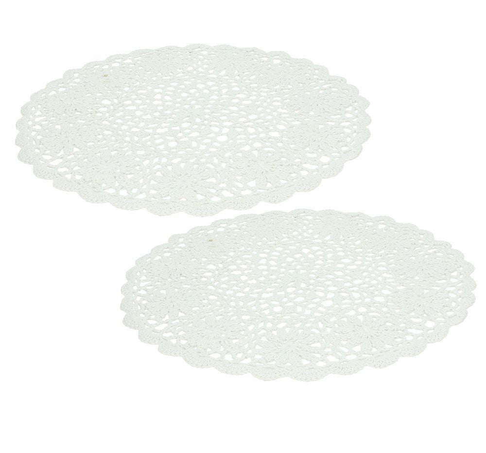 Set di 2 sottopiatti in cotone inamidato effetto pizzo. Dimensioni: diametro cm 35. In negozio e online su tuttochic.live