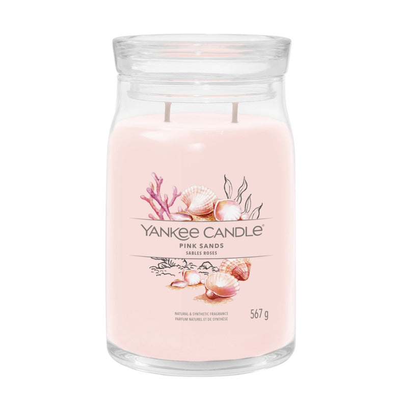Questa è una fragranza Fiorita. Una fuga su un’isola esotica, immersi nelle vivaci note che richiamano gli agrumi, dolci fiori e note speziate di vaniglia. Candela realizzata con due stoppini e un mix di altissima qualità di cera di soia. Tempo di combustione: 60 a 90 ore. In negozio e online su tuttochic.live