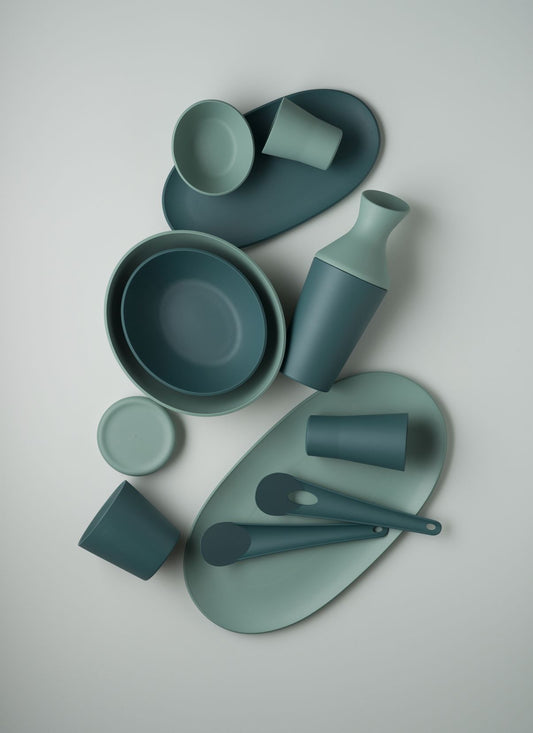 Brocca in Repet (materia prima realizzata con il recupero di imballaggi in plastica post consumo). Dimensione: cm.12 x 12 x h 30. Capacità: lt. 1,50 Colore: ottanio. Peso: 520 gr. Made in Italy. In negozio e online su tuttochic.live