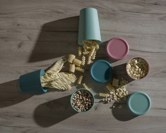 Barattolo contenitore in Repet (materia prima è realizzata con il recupero di imballaggi in plastica post consumo). Dimensione: cm.12 x 12 x h 20. Capacità: lt. 1,2 Colore: rosa Made in Italy. In negozio e online su tuttochic.live