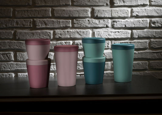 Barattolo contenitore in Repet (materia prima è realizzata con il recupero di imballaggi in plastica post consumo). Dimensione: cm.12 x 12 x h 10. Capacità: lt. 0,50 Colore: rosa Made in Italy. In negozio e online su tuttochic.live