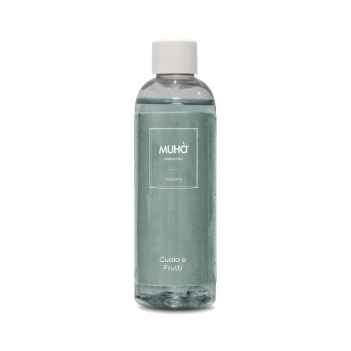 Ricarica per profumatore d'ambiente 200 ml. Info sulla fragranza Cuoio e Frutti Fragranza intensa, calda e legnosa miscelata con cuoio e zafferano unita a profumi fruttati come lampone, mirtillo e pera, arricchita da fiori di tagete. In negozio e online su tuttochic.live