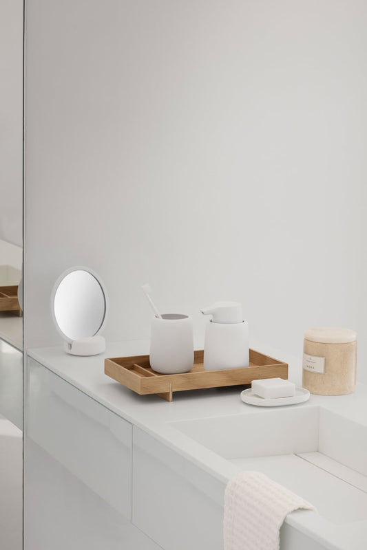 Il dispenser di sapone SONO nell'elegante colore bianco ha una capacità di 250 ml di sapone liquido. La superficie opaca e morbida al tatto in una tonalità di grigio scuro e vellutata è piacevole al tatto. Dimensioni: cm 8,6 x 14,5 h. In negozio e online su tuttochic.live