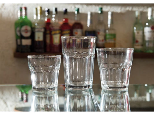 Bicchiere in vetro stampato da bibita o long drink. Dimensioni: cm 8,8 x 13 h cc. 450. Assapora un a bibita, un cocktail o un long drink a casa tua in un comodo bicchiere come al bar. In vendita in negozio e online su tuttochic.live