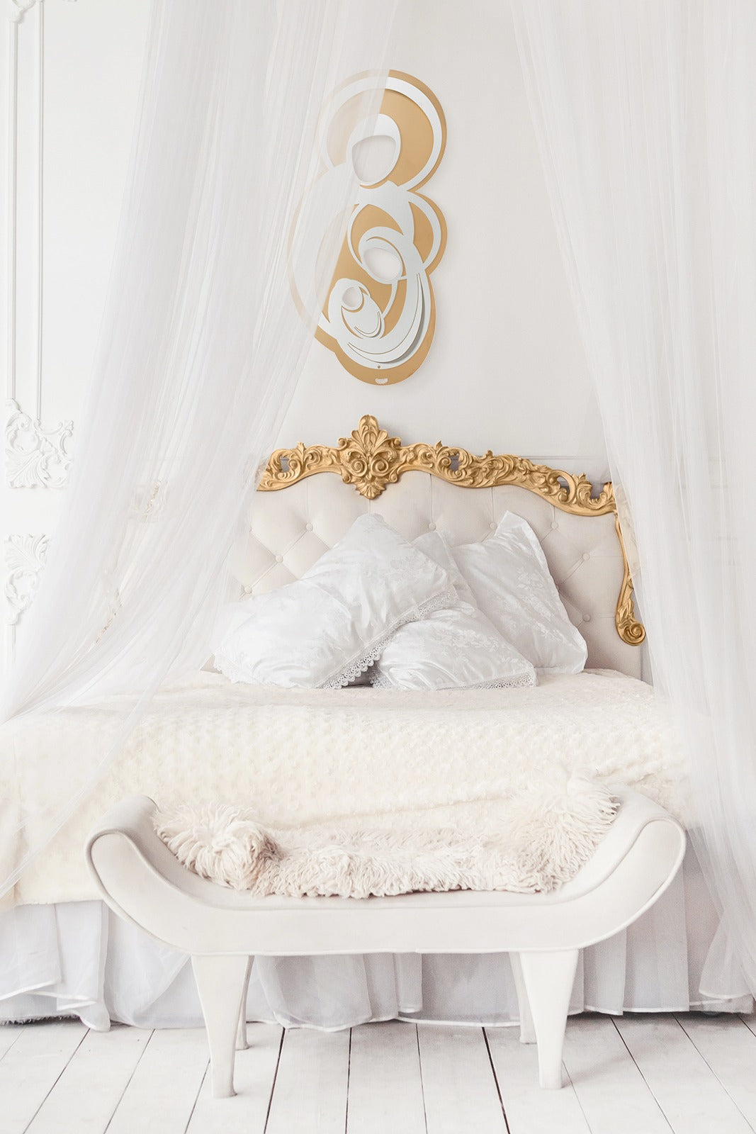 Icona di metallo da appendere verniciata nei colori oro e bianco marmo rappresentante la Sacra Famiglia. Ideale per ambienti arredati seguendo uno stile contemporaneo. Dimensioni: cm 27 x 52 h. In negozio e online su tuttochic.live