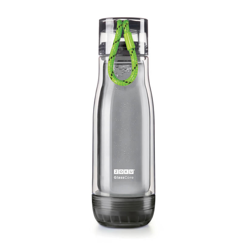 Bottiglia in vetro (borosilicato) con protezione esterna in plastica e guarnizione in silicone. • Mantiene fredda o calda la temperatura delle bevande • Chiusura ermetica con blocco • Apertura facile e veloce • Cordino incorporato • Resistente agli urti e cadute • Capacità: 475 ml. In negozio e online su tuttochic.live