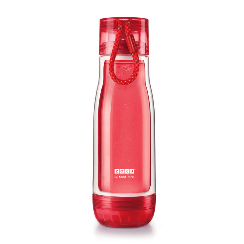 Bottiglia in vetro (borosilicato) con protezione esterna in plastica e guarnizione in silicone. • Mantiene fredda o calda la temperatura delle bevande • Chiusura ermetica con blocco • Apertura facile e veloce • Cordino incorporato • Resistente agli urti e cadute • Capacità: 475 ml. In negozio e online su tuttochic.live