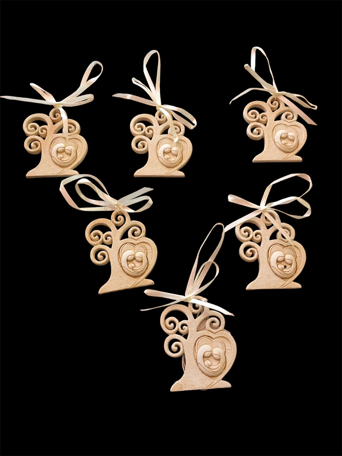 Set di 6 bomboniere Albero della Vita in resina decorata di colore beige "Sacra Famiglia". Dimensioni singolo pezzo: cm 5 x 6 h. Confettata non inclusa. In negozio e online su tuttochic.live