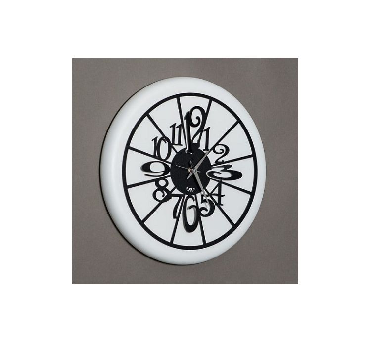Orologio da parete di dimensione contenute, simpatico e divertente, di colore bianco, facile da collocare in cucina. Dimensioni: diam.30. In negozio e online su tuttochic.live