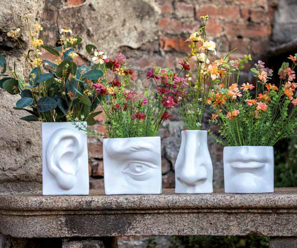 Vaso decorativo in ceramica di colore bianco. Collezione Augusto Dimensioni: cm 14,5 x 14,5 x h 23,5. In negozio e online su tuttochic.live